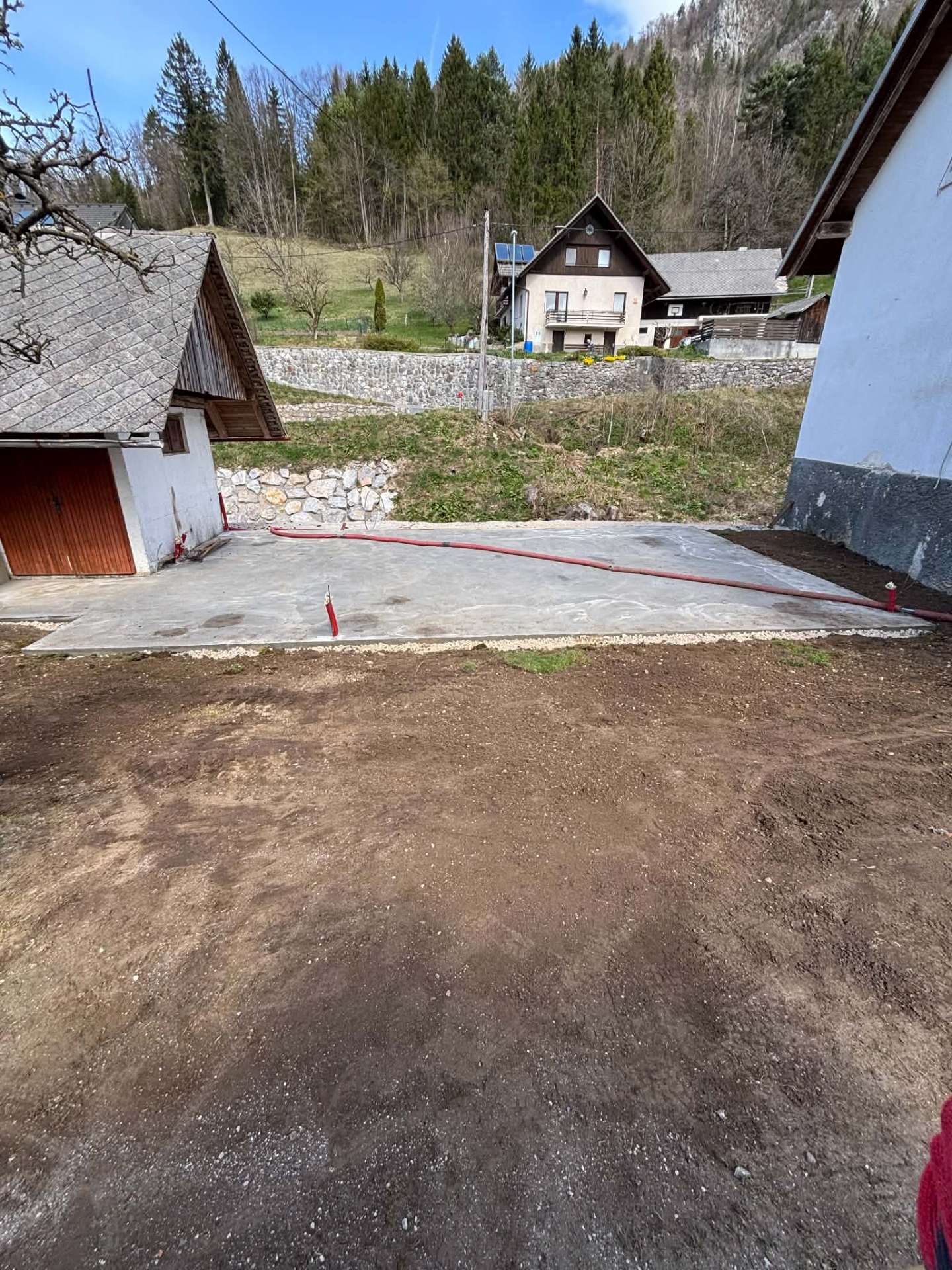 Betonirana površina med stanovanjskima objektoma