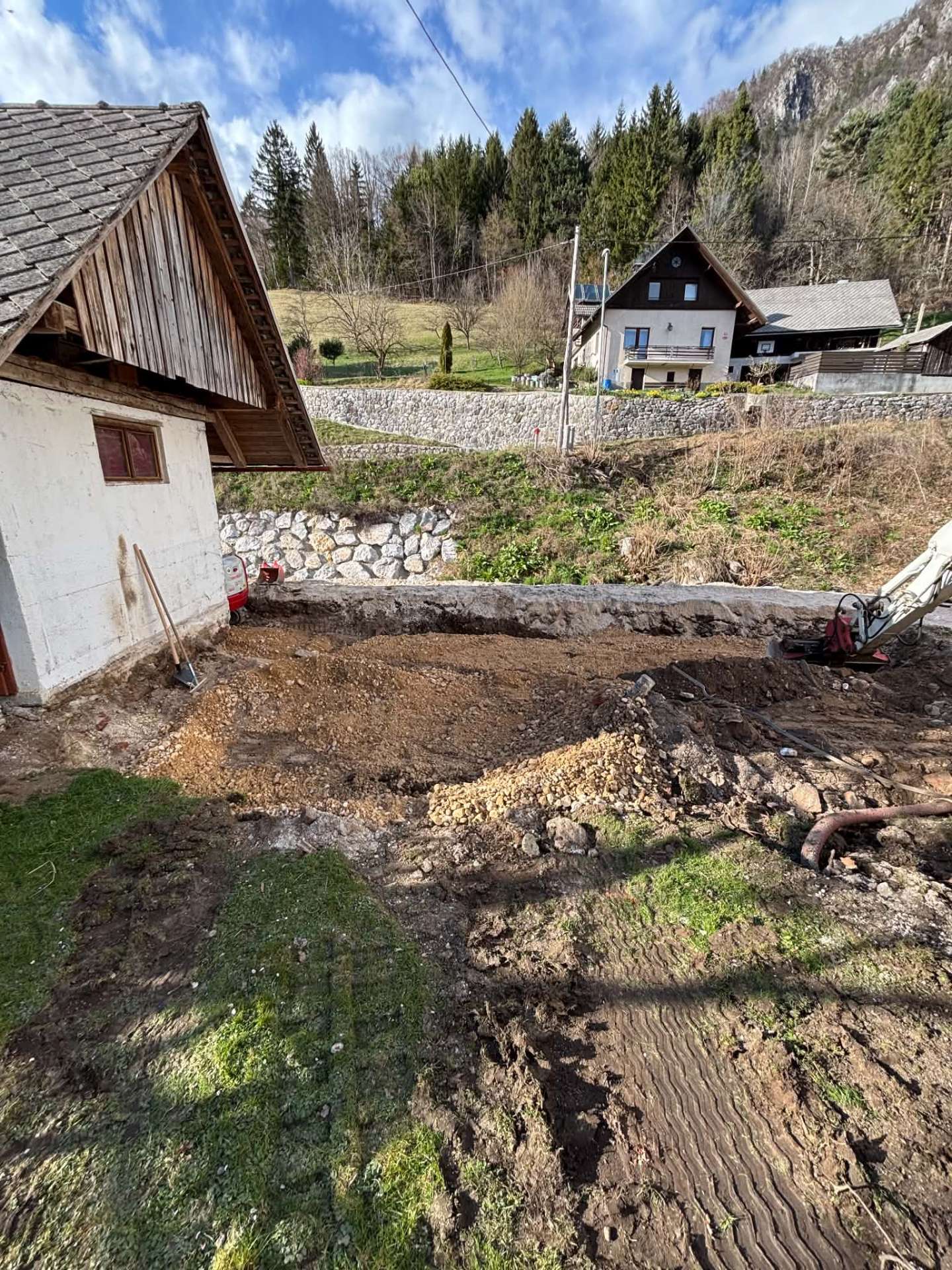 Priprava terena in izkop ob stanovanjskem objektu