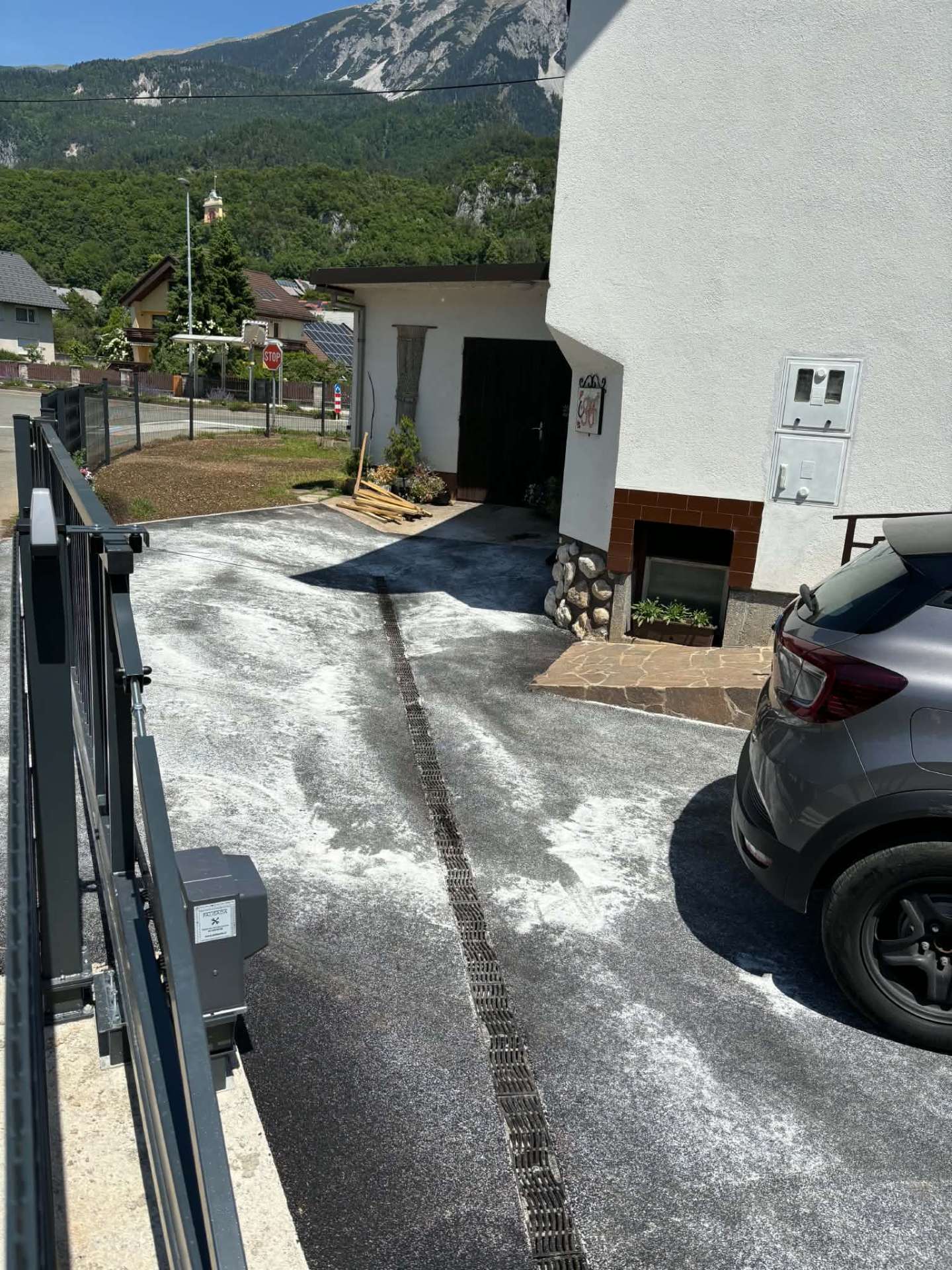 Urejeno asfaltirano dvorišče s kanaleto za odvodnjavanje